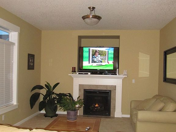 Family Room w/gas fireplace & blower