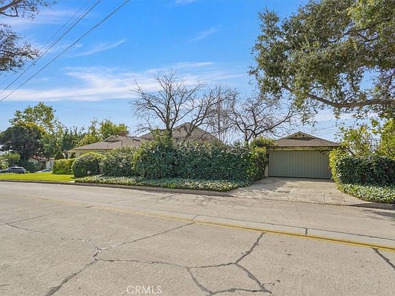 3rd image of 1083 E Fairmount Rd