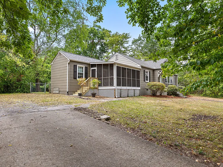 949 Signal Rd — Photo 3