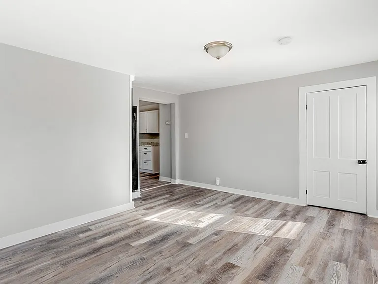 330 W 8th Ave — Photo 8