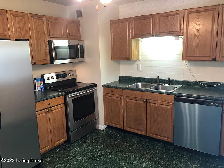 11408 Center Hill Ct — Photo 7