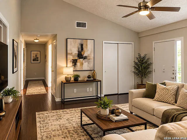 3 bed, 2.0 bath, 900 sqft, $1,050 — Photo 3