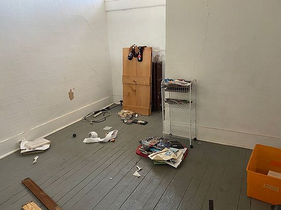5th image of 305 Park St
