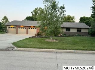 8 Barberry Rd, Barberry Mason City, IA 50401