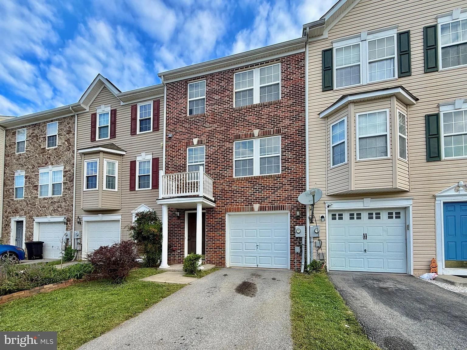 3 bed, 2.5 bath, 1920 sqft, $1,880 — Photo 2
