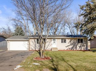 284 Highwood Dr, Chaska, MN 55318