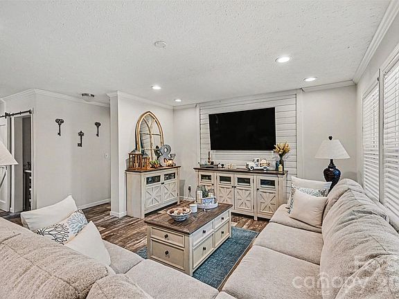3rd image of 420 Hoffman Rd