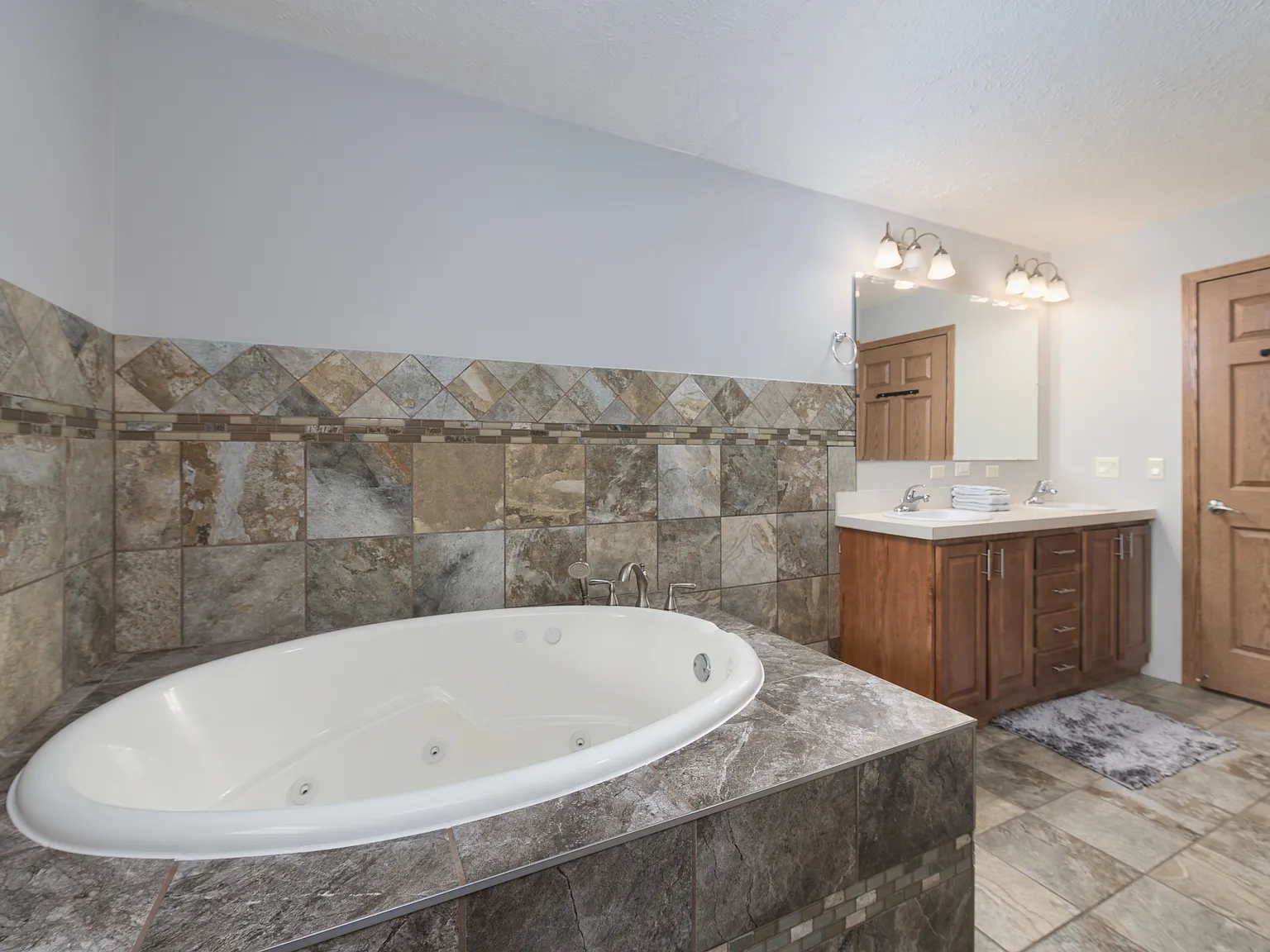 3 bed, 2100 sqft, $2,500 — Photo 1