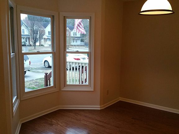 dining room with baywindow