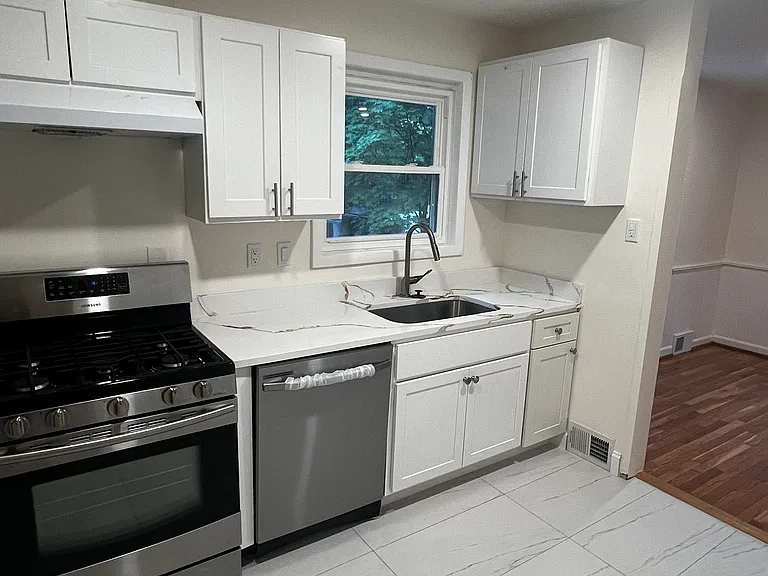 2404 Darrow St — Photo 7