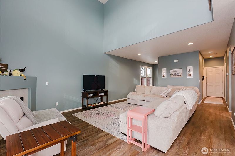 5th image of 8324 Sweetbrier Loop SE