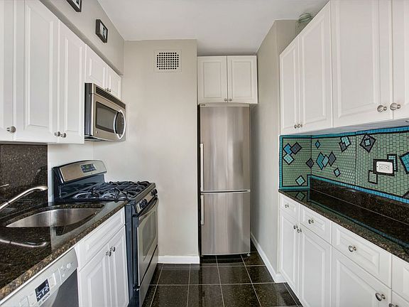 3rd image of 305 E 72nd St #11A