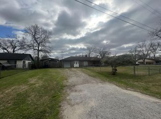 208 San Jacinto St, Highlands, TX 77562