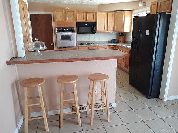 3rd image of 18 Hillpoint St