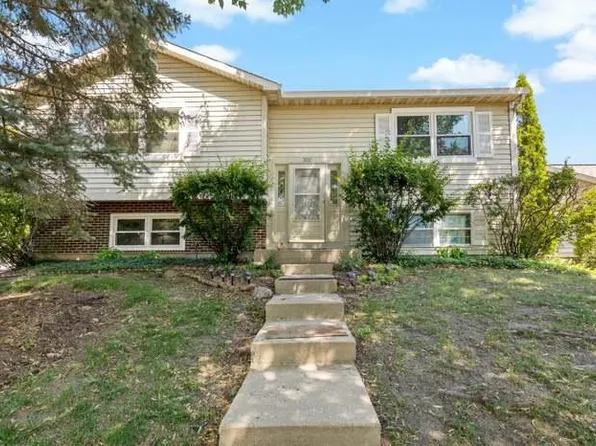 300 Aster Ct, Aurora, IL 60504
