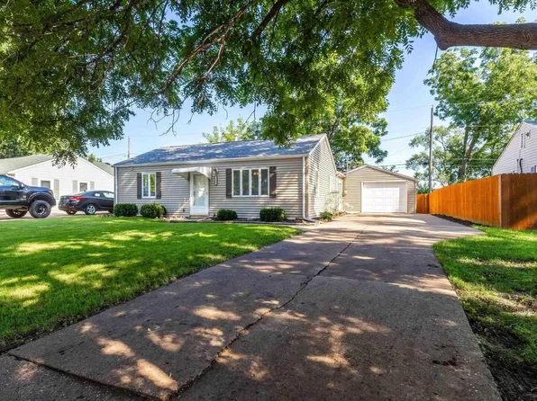 3006 W 71st St, Davenport, IA 52806