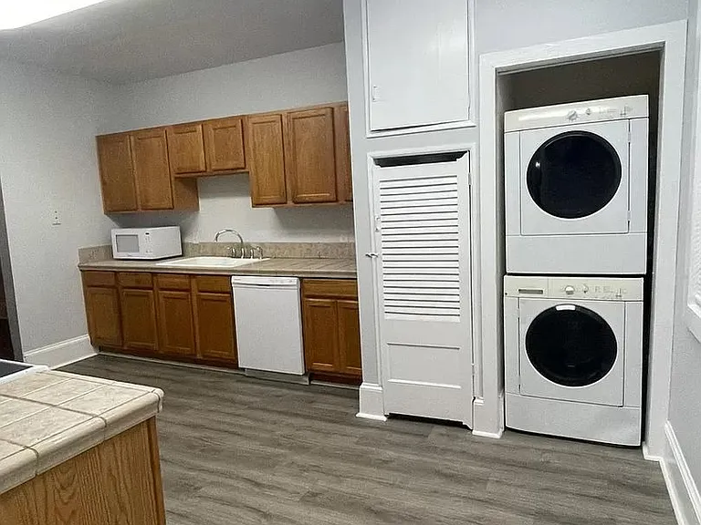 643 E Henry St — Photo 2