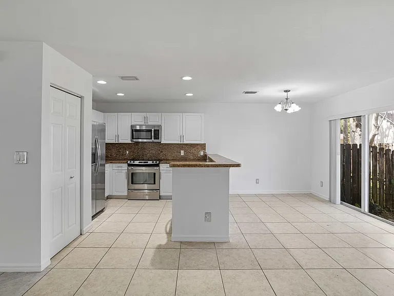 330 SW 2nd Ave #3 — Photo 7