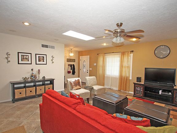 entry/living room