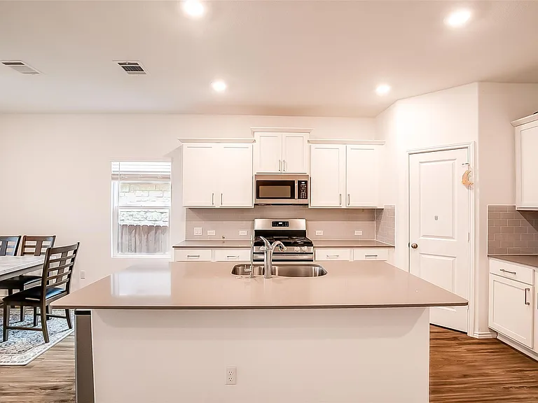 1024 Bluewood Bnd — Photo 12