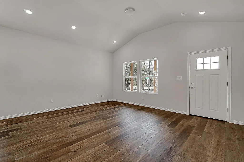 3 bed, 1338 sqft, $1,800 — Photo 2