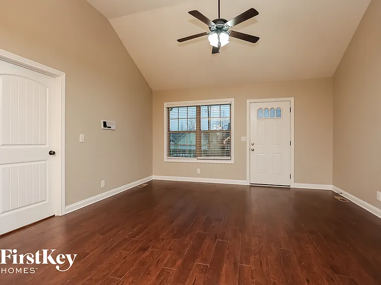 525 Magnolia Dr — Photo 2