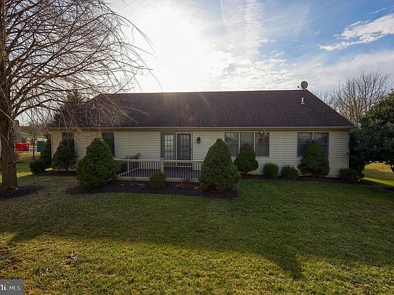 3rd image of 303 Oak Thorne Ln