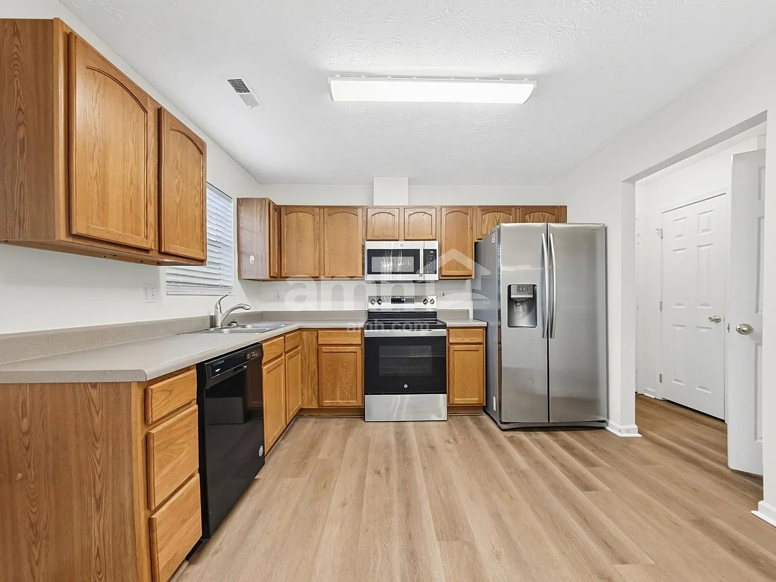 3 bed, 2.5 bath, 1864 sqft, $2,320 — Photo 3