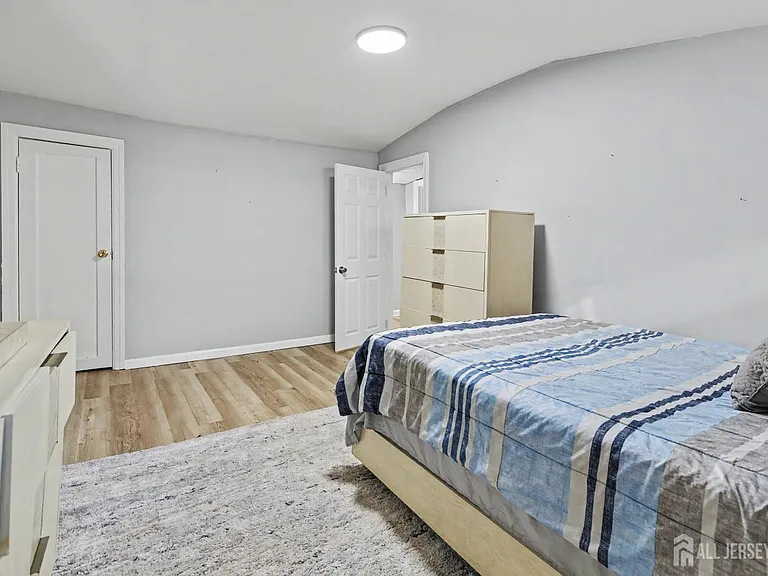 181 Hale St — Photo 15