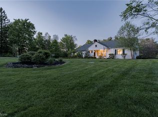 35 Murwood Dr, Moreland Hills, OH 44022