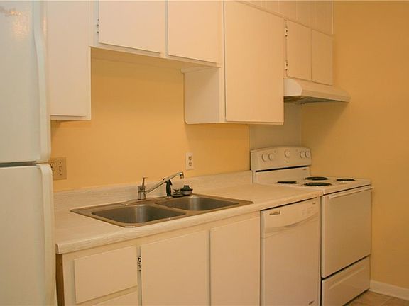 3rd image of 1121 Beachview Dr APT C