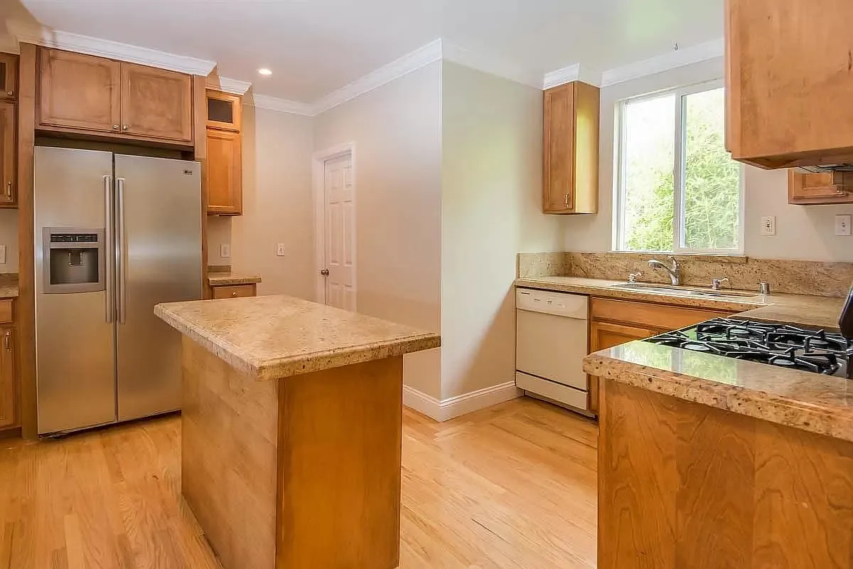 4 bed, 1600 sqft, $6,900 — Photo 4
