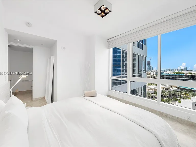 100 S Pointe Dr #1009 — Photo 26