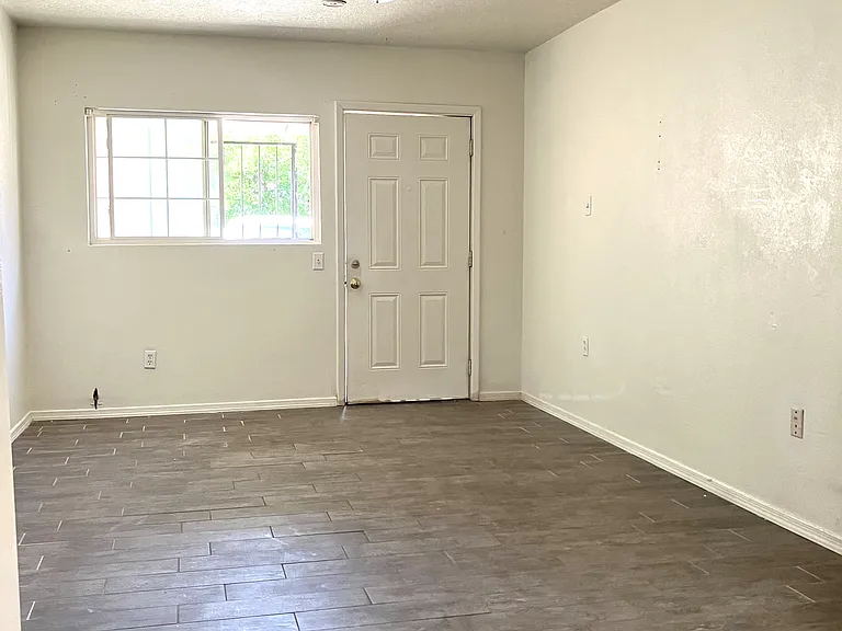 420 Girard Blvd SE #A — Photo 2