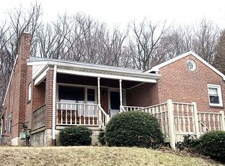 470 Woodland View Dr, York, PA 17406