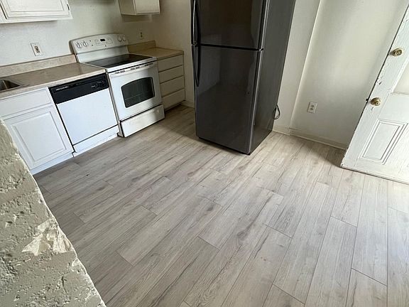 3rd image of 1711 2nd St APT 5