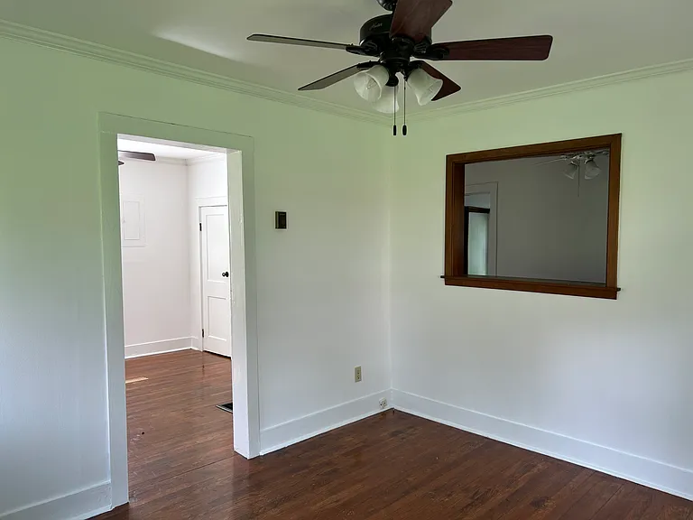 203 1/2 E Gillespie St — Photo 3