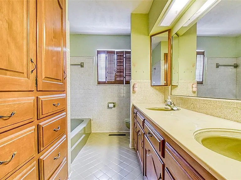 Full bathroom for the two bedrooms
