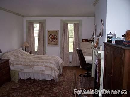 4th image of 208 W King St