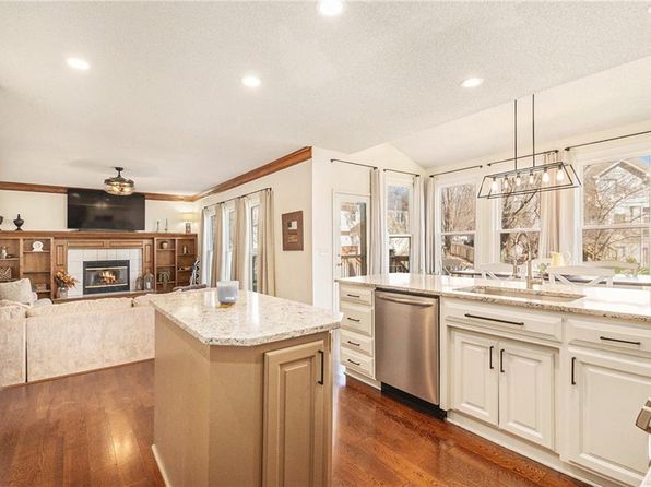 1320 Hillary Dr, Liberty, MO 64068
