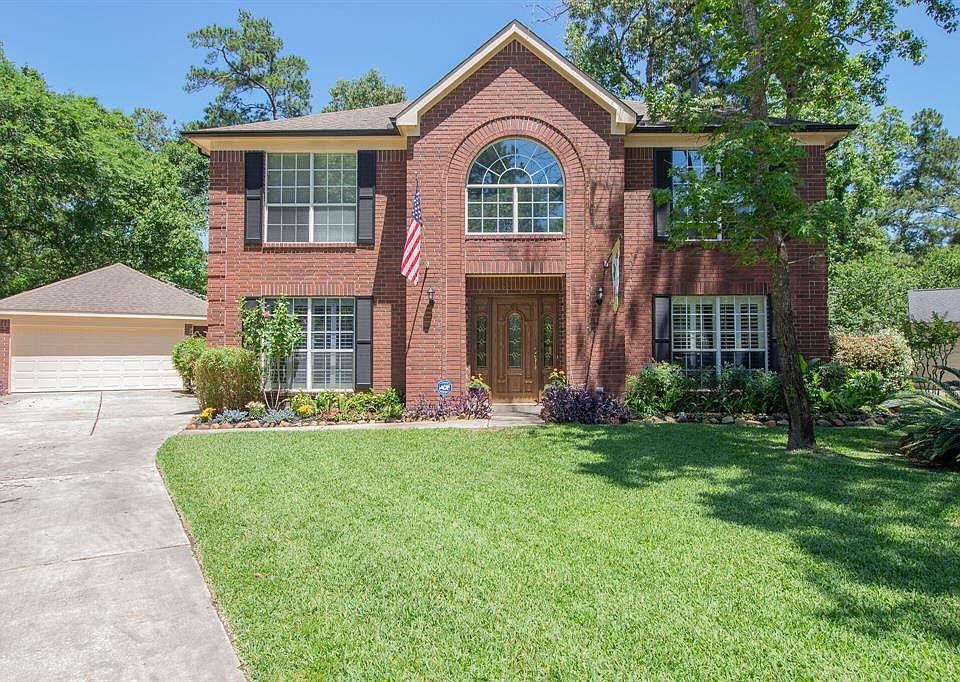 Front elevation of property. Well maintained home...lots of natural light. 4 bedrooms/2.5 baths. Come call this home...Galatas Elementary School and The Woodlands High School...great place to raise your family....