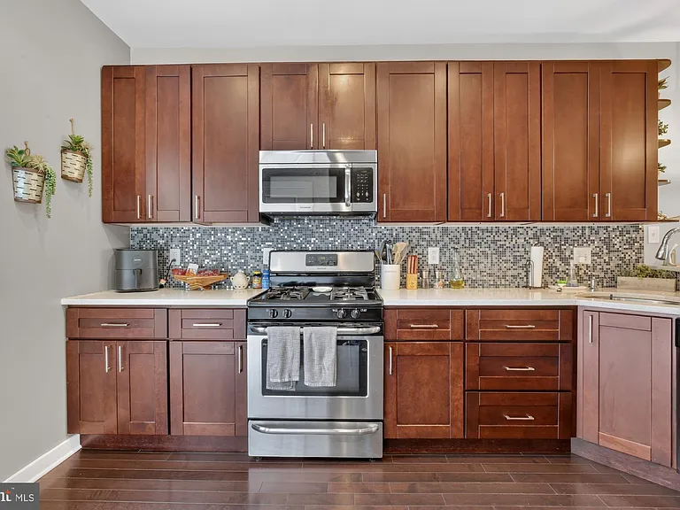 2441 Coral St — Photo 10