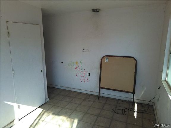 5th image of 602 Topeka St