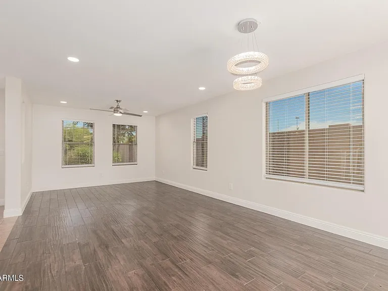 3031 E Harrison St — Photo 15