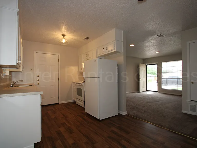 1905 Sherman Dr — Photo 8