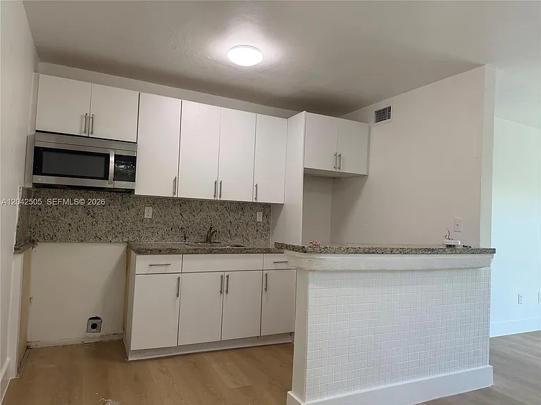 1021 NW 5th St #6 — Photo 1