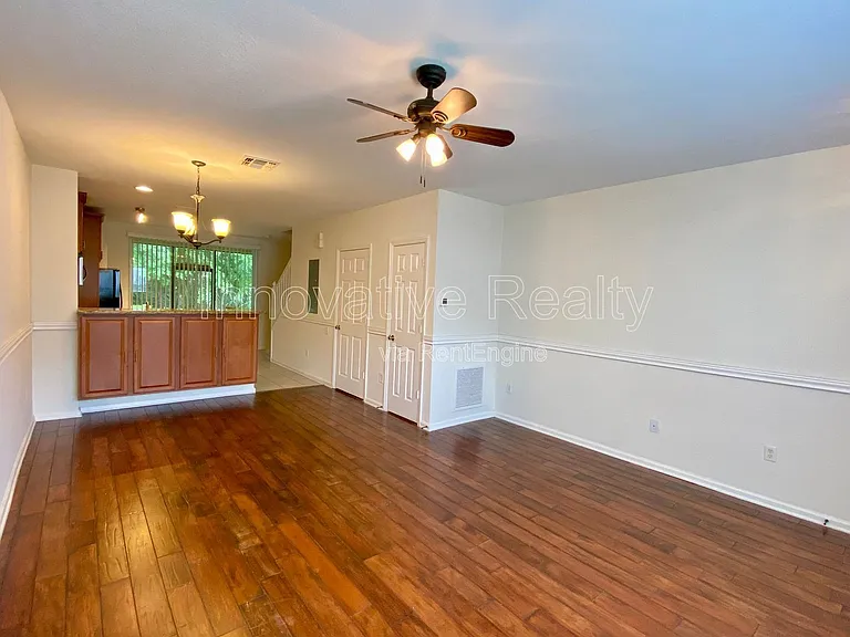 720 Shropshire Loop — Photo 3