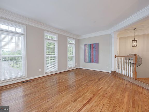 5th image of 233 Somervelle St