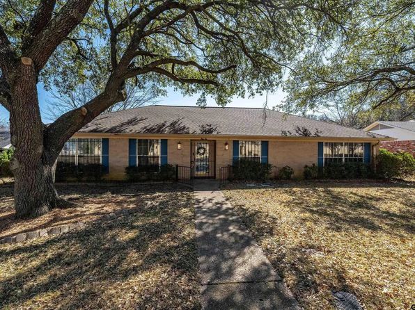 310 Carriage Dr