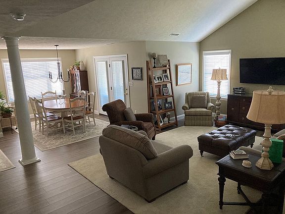 3rd image of 231 Woodhawk Ln
